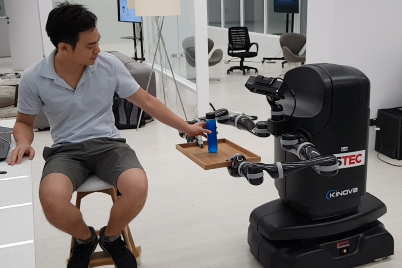 Service robot delivering an object on a tray