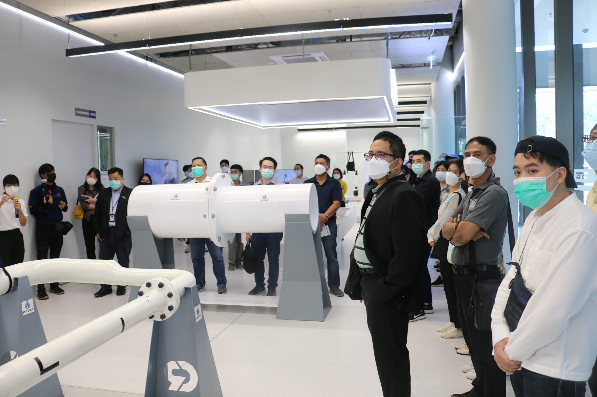 The State Enterprise Policy Office and TRIS Corporation Limited visited BRAIN lab